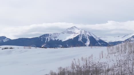 Majestuoso-Pico-De-Montaña-Cubierto-De-Nieve,-Paisaje-Invernal