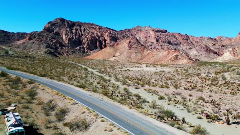 Montañas-Rocosas-Y-Paisaje-Desértico-En-La-Ciudad-Fantasma-De-Nelson,-Nevada,-EE.UU.---Toma-Aérea