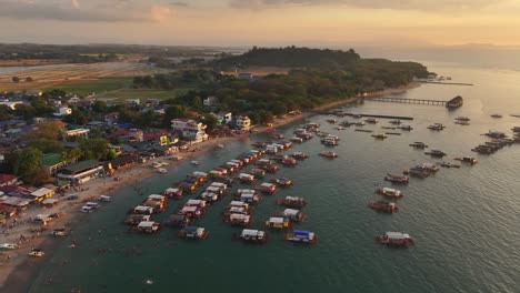 Hora-Dorada-Con-Barcos-Anclados-En-La-Bahía-De-La-Playa-De-Matangbukay-En-Filipinas