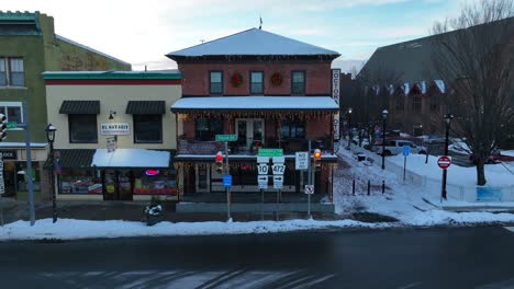 Aerial-approaching-shot-of-decorated-building-in-American-city