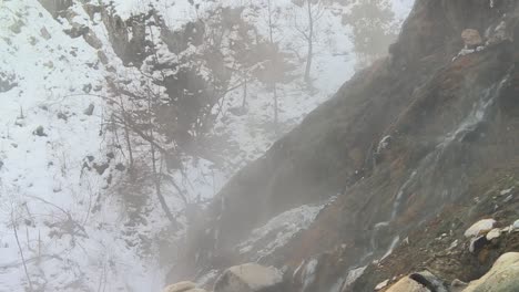 Misty-Falls-En-Una-Montaña-Rocosa-En-Invierno-En-El-Bosque-Nacional-De-Boise-En-Idaho