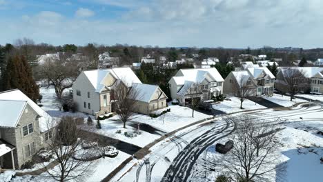 Aerial-view-of-modern-American-homes-on-a-cul-de-sac-street