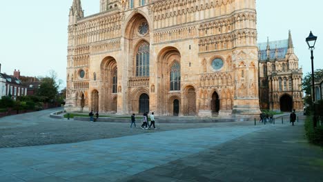 Vistas-De-La-Famosa-Catedral-De-Lincoln-Que-Muestra-A-Los-Turistas-Y-Compradores-Caminando-Por-Las-Concurridas-Calles-De-La-Histórica-Ciudad-De-Lincoln.