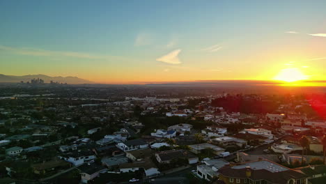 Comunidad-De-Vecinos-Residenciales-Con-Casas-Al-Atardecer,-Los-Ángeles.