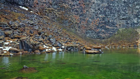 Amplia-Vista-Panorámica-Del-Lago-Del-Cañón-Asbyrgi-En-Islandia