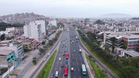 Toma-Aérea-De-La-Carretera-Panamericana-En-El-País-Sudamericano-De-Perú.