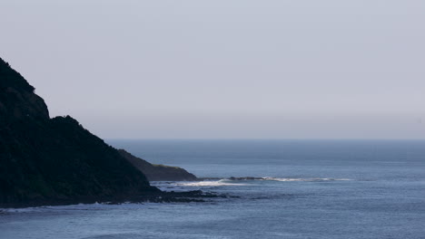 Suaves-Salpicaduras-Y-Olas-Del-Mar-Chocan-Contra-El-Acantilado-De-Roca,-Creando-Un-Ritmo-Relajante