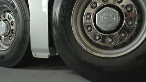 Dolly-movement-of-semi-truck-tires-left-to-right,-ground-level-of-trailer