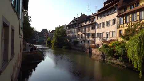 In-Petite-France-Teilt-Sich-Der-Fluss-Ill-In-Mehrere-Kanäle,-Die-Durch-Ein-Gebiet-Fließen,-In-Dem-Im-Mittelalter-Die-Gerber,-Müller-Und-Fischer-Der-Stadt-Lebten.