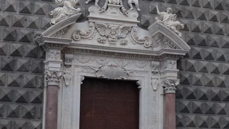 Entrada-Al-Palacio-De-Gesu-Nuovo-Hermosa-Basílica-De-La-Iglesia-Católica-Barroca