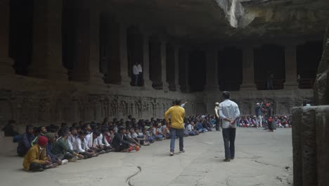 Estudiantes-De-La-Escuela-Durante-Un-Viaje-Al-Aire-Libre-En-El-Templo-Kailasha,-El-Templo-Hindú-Excavado-En-La-Roca-Más-Grande-En-Las-Cuevas-De-Ellora.