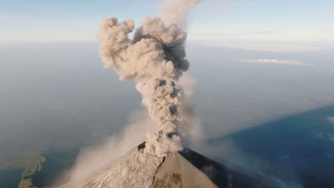 Luftaufnahme:-Panoramaaufnahme-Des-Vulkans-Fuego-In-Guatemala,-Bei-Dem-Bei-Sonnenaufgang-Asche-Ausbricht