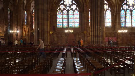 Franzosen-Und-Touristen-Besuchen-Die-Liebfrauenkathedrale-Von-Straßburg