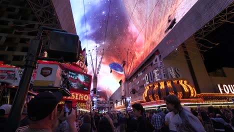 Multitud-De-Personas-En-La-Experiencia-De-La-Calle-Fremont-Con-Luces-De-Neón-Encendidas-En-El-Centro-De-Las-Vegas,-Nevada.