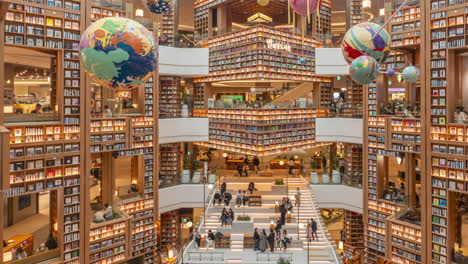 Biblioteca-Starfield-Suwon:-Lapso-De-Tiempo-De-Personas-Caminando-Tomando-Fotografías-Dentro-Del-Moderno-Centro-Comercial-En-Corea-Del-Sur