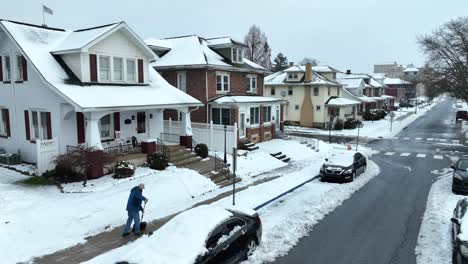 Hombre-Paleando-Acera-Después-De-La-Tormenta-De-Nieve-En-El-Barrio-Americano