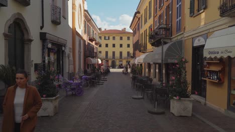 Calle-De-Adoquines-En-La-Ciudad-De-Menaggio,-Cerca-Del-Lago-De-Como.