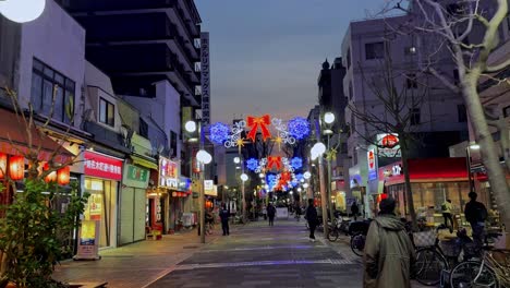 Vista-Nocturna-De-Una-Festiva-Calle-Comercial-Adornada-Con-Coloridas-Luces-Navideñas-En-Yokohama.