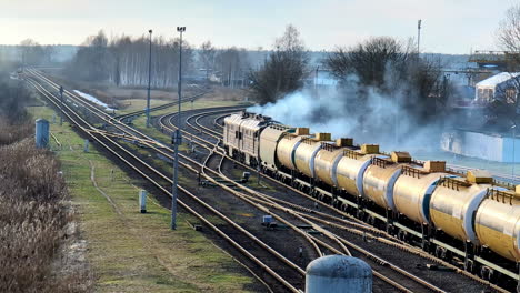 Motor-De-Locomotora-De-Combustión-Interna-En-Ferrocarril-Humo-De-Contaminación-Espesa