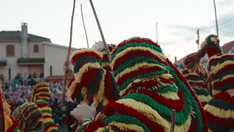 El-Encantador-Baile-De-Caretos-Al-Anochecer,-El-Carnaval-De-Podence.