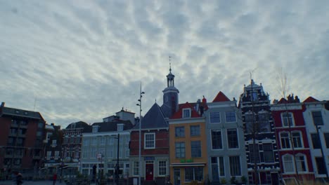 Schöne-Wolken-Am-Himmel-Und-Herrliche-Aussicht-Auf-Die-Straßen-Europäischer-Städte-Der-Niederlande,-Holland,-Traditionelle-Architektur-Von-Häusern-Und-Gebäuden