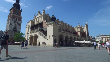 Main-Rynek-Square,-Krakow,-Poland