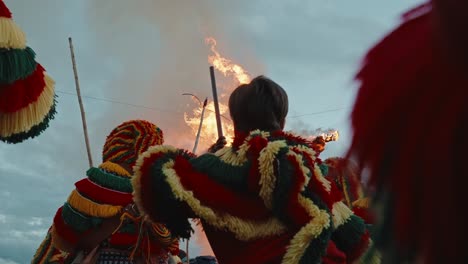 Facanitos-Sprung-Beim-Feurigen-Karneval-Von-Podence,-Portugal