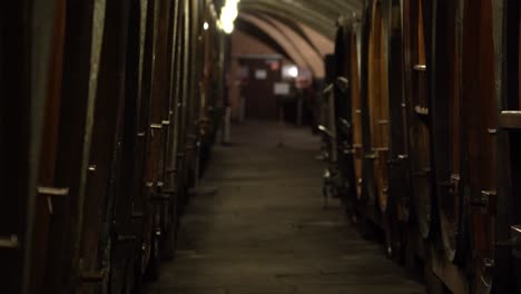 Cueva-Historique-Des-Hospices-De-Estrasburgo-Con-Viejas-Barricas-De-Vino-De-Roble