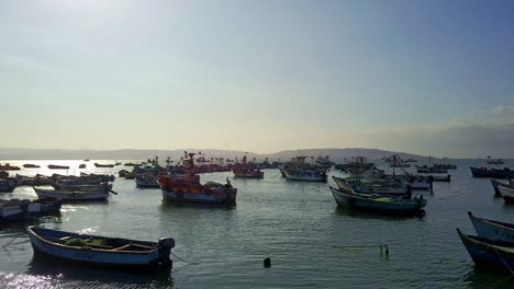 Fischerboote-In-Der-Bucht-Von-Paracas-In-Peru-Entlang-Des-Strandes-El-Chaco-Mit-Sonnenlicht,-Das-Sich-Im-Wasser-Spiegelt