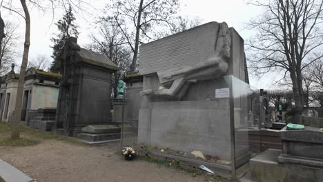 Tumba-De-Oscar-Wilde,-Tumba-En-El-Cementerio-Pere-Lachaise-De-París