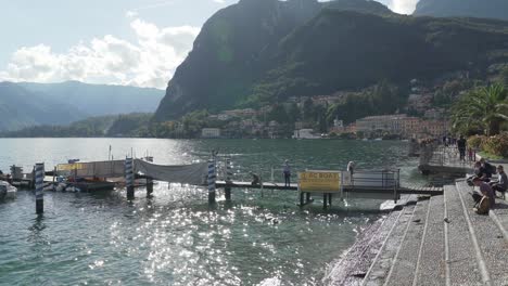 Los-Niños-Corren-Y-Juegan-En-El-Puente-Cerca-De-La-Ciudad-De-Menaggio-En-El-Lago-De-Como.