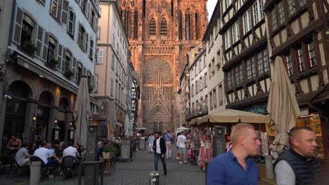 Die-Farbe-Des-Roten-Sandsteins-Des-Straßburger-Münsters-ändert-Sich-Im-Laufe-Des-Tages-Je-Nach-Farbe-Des-Himmels