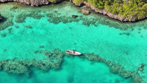 Gruppen-Speerfischen-Von-Einem-Kleinen-Holzboot-In-Der-Lagune-Von-Fidschi-Aus