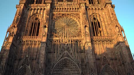 Das-Straßburger-Münster-Ist-In-Beträchtlichen-Teilen-Noch-Im-Romanischen-Stil-Erhalten-Und-Gilt-Allgemein-Als-Eines-Der-Schönsten-Beispiele-Rayonnant-gotischer-Architektur.