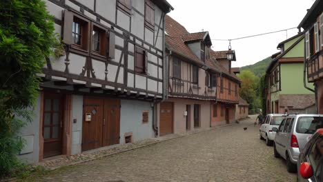 Fachwerkhäuser-Des-Dorfes-Kayserberg-Im-Frühherbst-An-Einem-Trüben-Tag