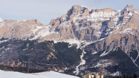 Vista-Panorámica-De-Las-Montañas-Dolomitas-Con-Nieve,-Alpes-Italianos,-Italia