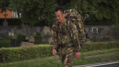 Un-Militar-Holandés-Camina-Por-El-Evento-De-Cuatro-Días-De-Nijmegen-Con-Una-Mochila-Pesada