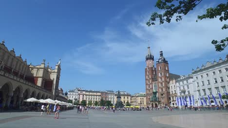 Cracovia,-Polonia,-Panorama-De-La-Plaza-Principal-Del-Mercado-De-Rynek,-La-Torre-Del-Reloj-Del-Ayuntamiento-Y-La-Basílica-De-Santa-María