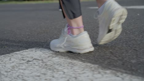 Nahaufnahme-Kamerafahrt-Weibliche-Füße-In-Laufschuhen