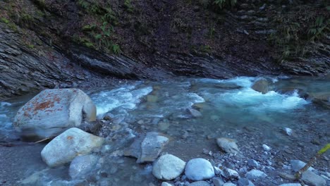 Fluss-Mit-Bergklippe-Im-Hintergrund