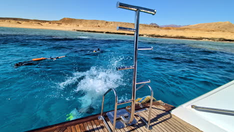 Taucher-Springt-Mit-Seiner-Kompletten-Tauchausrüstung-Vom-Boot-Ins-Blaue-Meer