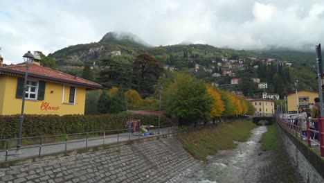 Callejón-De-árboles-Cerca-De-La-Ciudad-De-Varenna-En-El-Lago-De-Como