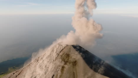 Luftaufnahme:-Rauch-Steigt-Bei-Sonnenaufgang-Aus-Dem-Krater-Des-Vulkans-Fuego-In-Guatemala-Auf