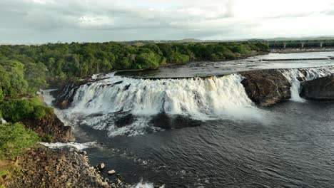 Cascada-Desde-Un-Dron,-Esta-Vez-Desde-Esta-Cascada-Y-Sobre-El-Río