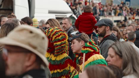 Junge-Caretos-Inmitten-Von-Touristen,-Karneval-Von-Podence,-Portugal