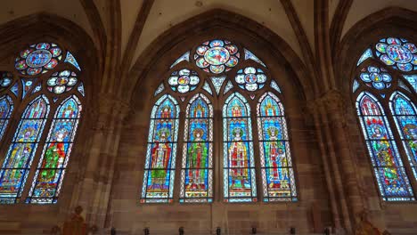 Die-Liebfrauenkathedrale-Von-Straßburg-Hat-Bemerkenswerte-Buntglasfenster
