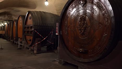 Bajo-La-Antigua-Bóveda,-La-Galería-De-Barricas-Está-Formada-Por-Más-De-Cincuenta-Grandes-Tinajas-De-Madera-En-La-Cueva-Histórica-De-Los-Hospices-De-Estrasburgo.