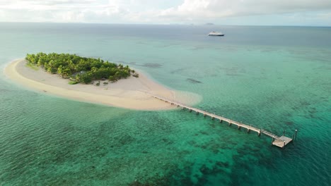 Vuelo-Cinematográfico-Con-Drones-Sobre-El-Embarcadero-De-Una-Isla-Privada-En-Fiji-Al-Atardecer
