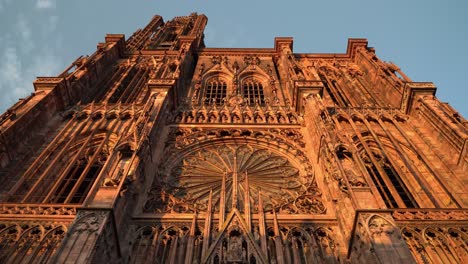 Straßburger-Münster-Die-Farbe-Des-Rosa-Sandsteins-ändert-Sich-Je-Nach-Tageszeit-Und-Farbe-Des-Himmels