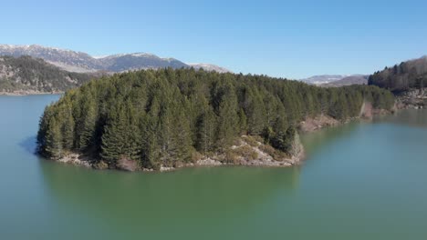 Aufsteigender-Luft-Aoos-Frühlingssee-über-Bergwaldgipfel-Hintergrund